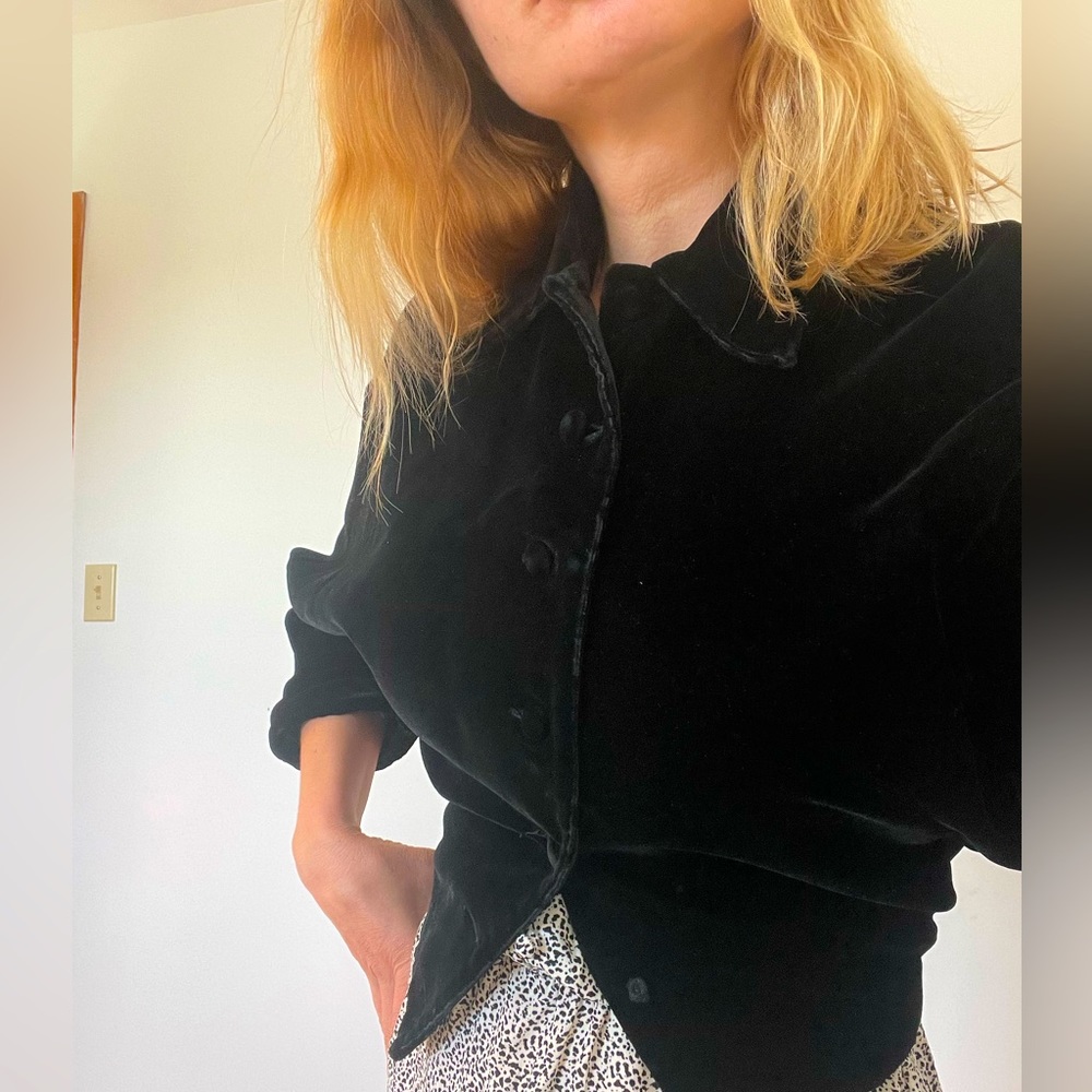 Vintage 50’s velvet half jacket. VERY CHIC! Think Marilyn at the Oscars. Sexy🔥